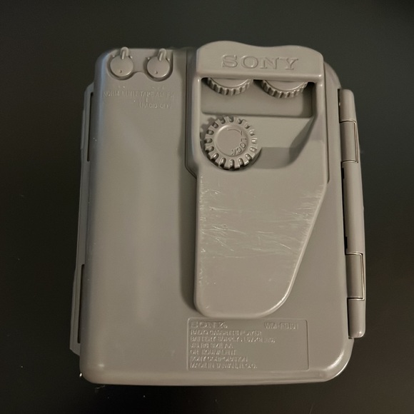 Sony Sports Walkman WM-FS191 AM/FM Radio & Cassette Player - Picture 3 of 6